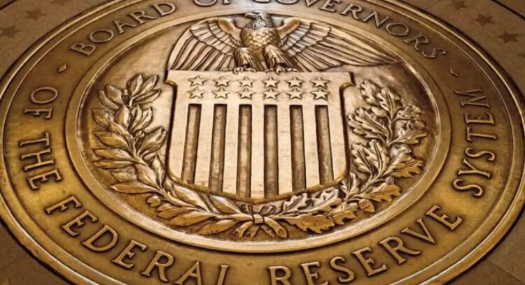 Redujo la Reserva Federal su tasa de interés de referencia