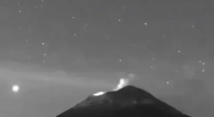Captan decenas de objetos luminosos sobre el Popocatépetl