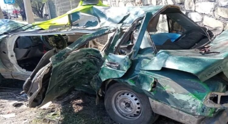 Un vehículo choca contra árbol en Carretera a Nuevo Laredo