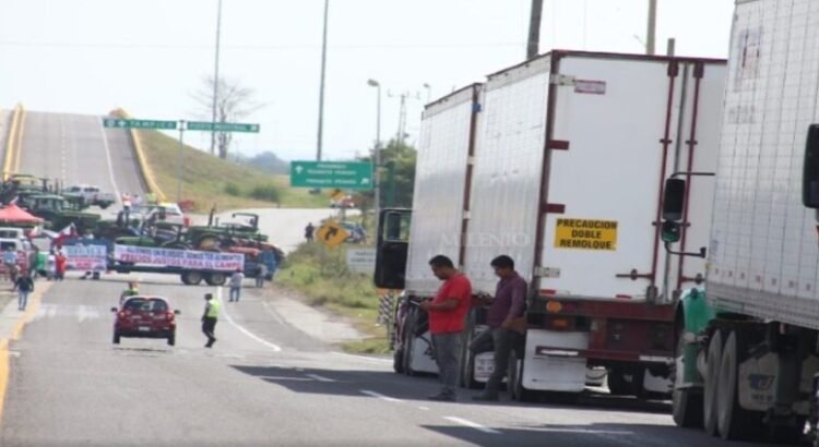 Transportistas bloquean accesos principales de Tamaulipas