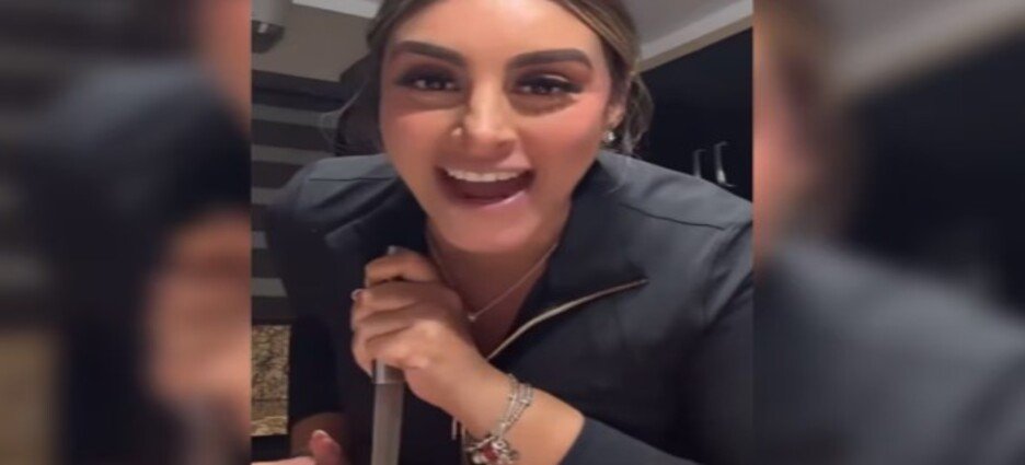 La alcaldesa de Soto La Marina se vuelve viral al aparecer en video con cuchillo en mano